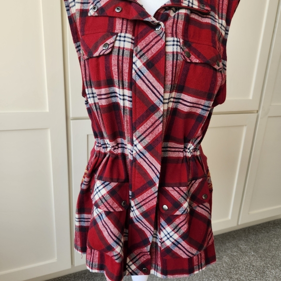 Blu Pepper Jackets & Blazers - Blu Pepper Red Plaid Vest Full Zip Embroidered Sleeveless Southwestern Large